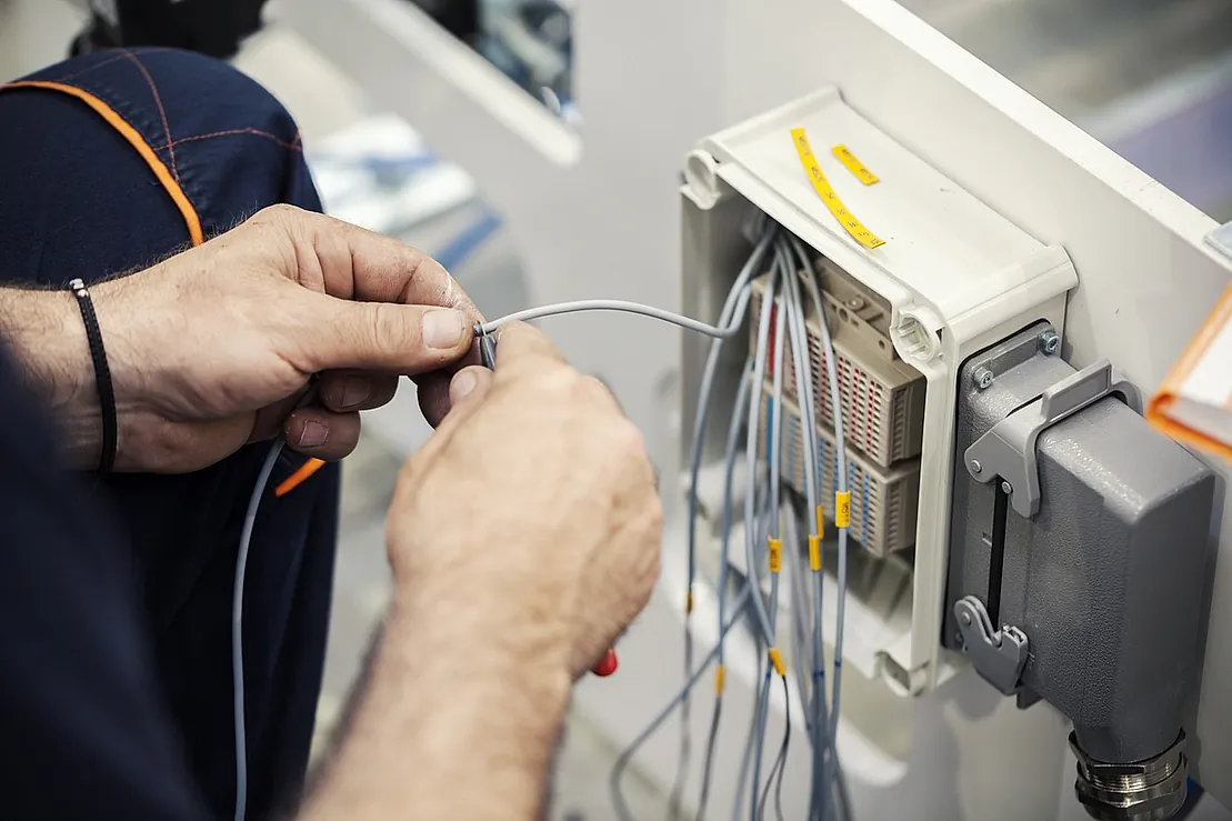 recorte manos e electricista profesional cortando cable