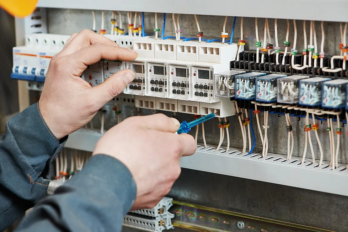 recorte manos de electricista en cuadro lueces