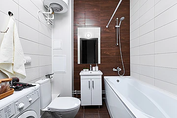 cuarto de baño con ceramica marron