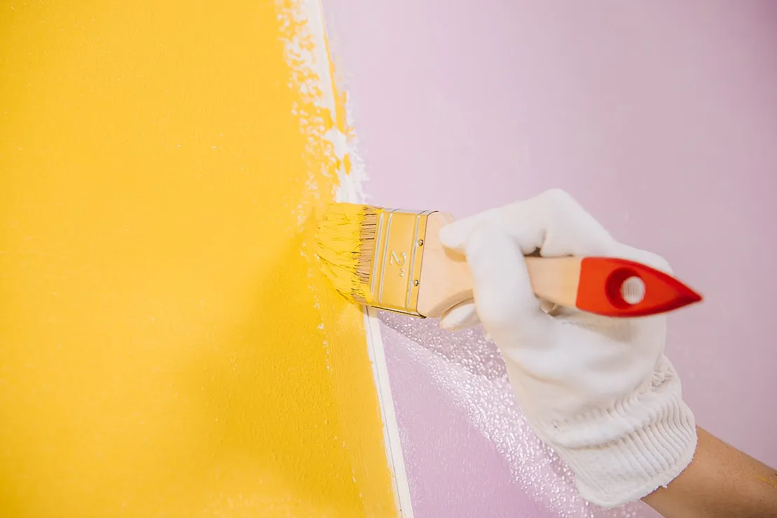 pared pintada en amarillo y rosa